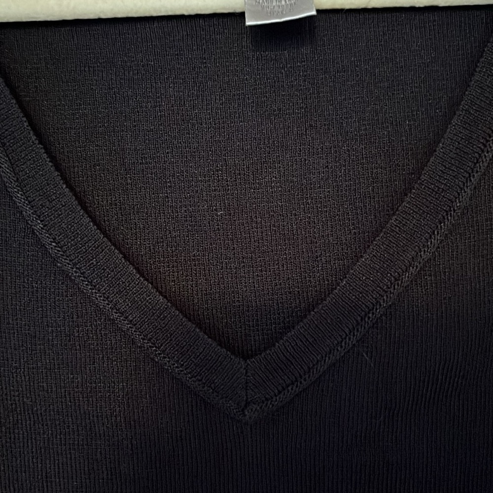 Chico’s Black Sleeveless V-neck Knit Top - Picture 3 of 4